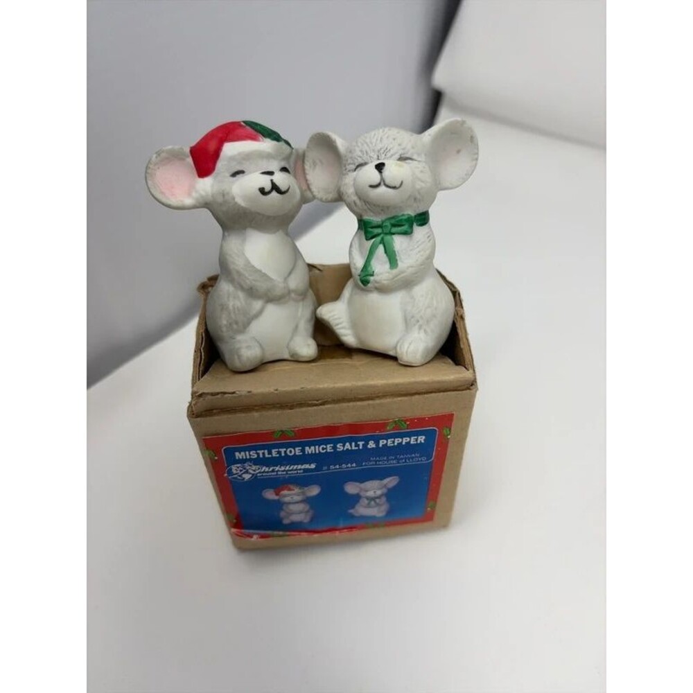 Vintage Christmas mistletoe nice salt & pepper shakers